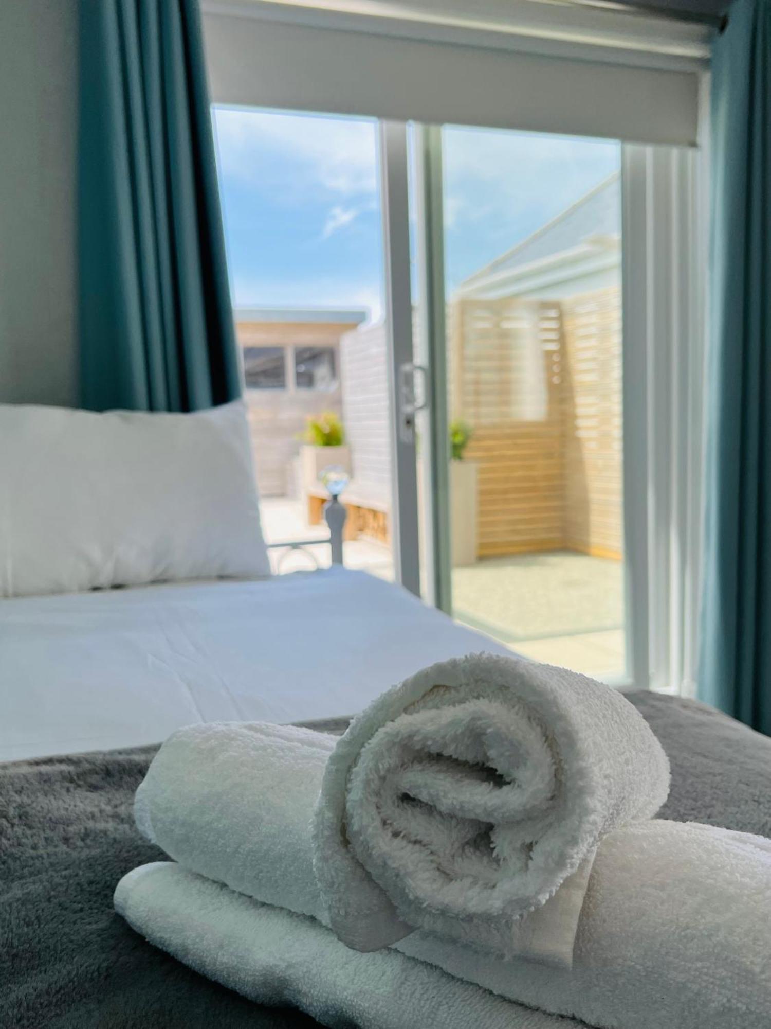 Pass The Keys Fabulous Beach Front Holiday Location Lydd Extérieur photo